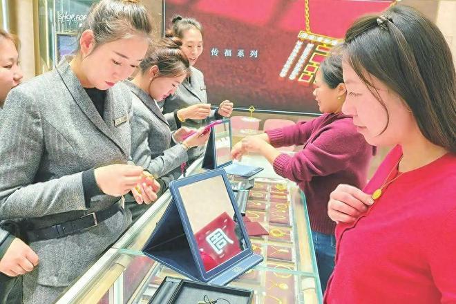 年轻一代成为金饰消费新军→(图1)